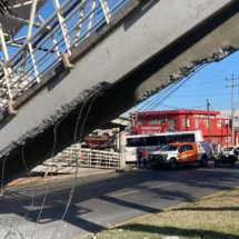 Caída de puente peatonal deja 3 lesionados en San Nicolás de los Garza