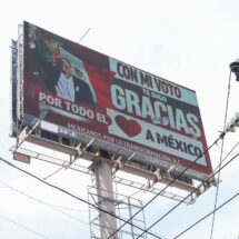 INSTALAN ESPECTACULARES CON AGRADECIMIENTO A AMLO