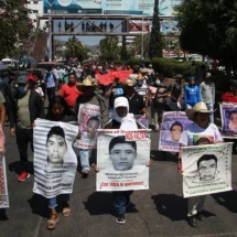 AMLO ENTREGA REPORTES A PADRES DE ESTUDIANTES DESAPARECIDOS DE AYOTZINAPA