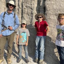 Tres niños descubren un Tiranousario Rex
