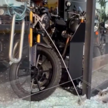 ROMPEN CRISTAL DE CONCESIONARIA DE MOTOS UBICADA EN LA AVENIDA JUAN PABLO II