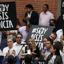 AMLO APLAUDE A LEGISLADORES QUE APROBARON SU REFORMA JUDICIAL