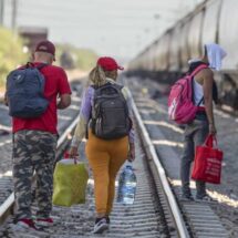 DETIENEN A MIGRANTES QUE INTENTAN TOMAR UN VUELO DE CHIAPAS A SONORA