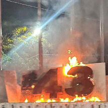 INCENDIAN MONUMENTO DEDICADO A LOS 43 DESAPARECIDOS