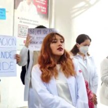 Estudiantes de Medicina de la UPAEP Protestan por Despido de Profesores y Falta de Espacios para Internado