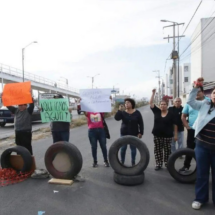 Vecinos de Loma Bella bloquean vialidad en protesta por insuficiencia de agua potable