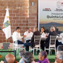 El Gobernador de Puebla invita al Director de la Escuela de Oratoria, Arturo García Espíndola, a la inauguración del Hotel Los Laureles en Atlixco