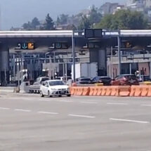 Alta afluencia vehicular en la autopista México-Cuernavaca por inicio de Semana Santa