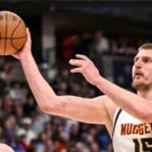 Jokic impresiona con un histórico triple-doble de 61 puntos en un juego épico
