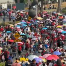 DESPUÉS DE COLAPSAR LAS VÍAS DE CIRCULACIÓN EN EL AICM LOS MAESTROS DE LA CENTE REGRESAN AL ZÓCALO