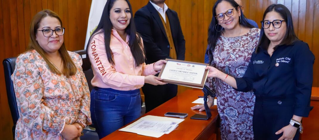 ENTREGAN EN SPCH ESTÍMULO AL MÉRITO LABORAL