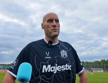 Del tabloncillo a la cancha: Pavel Podkolzin, el exNBA de 2,26 m que debuta como el futbolista más alto de la historia