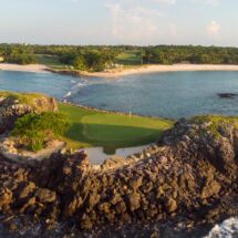 FRENAN OBRAS DE COMPLEJO DE LUJO EN PLAYA LA COCINA