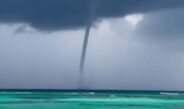 RESIDENTES Y TURISTAS DE QUINTANA ROO PRESENCIARON UNA ASOMBROSA TROMBA MARINA
