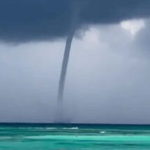 RESIDENTES Y TURISTAS DE QUINTANA ROO PRESENCIARON UNA ASOMBROSA TROMBA MARINA