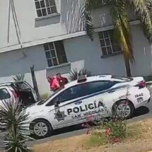 MUJER SE AHOGABA CON UN TOTOPO Y POLICÍA LA SALVA